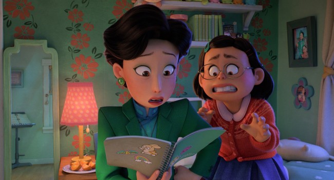 TURNING RED, from left: Ming (voice: Sandra Oh), Mei Lee (voice: Rosalie Chiang), 2022. © Walt Disney Studio Motion Pictures / Courtesy Everett Collection